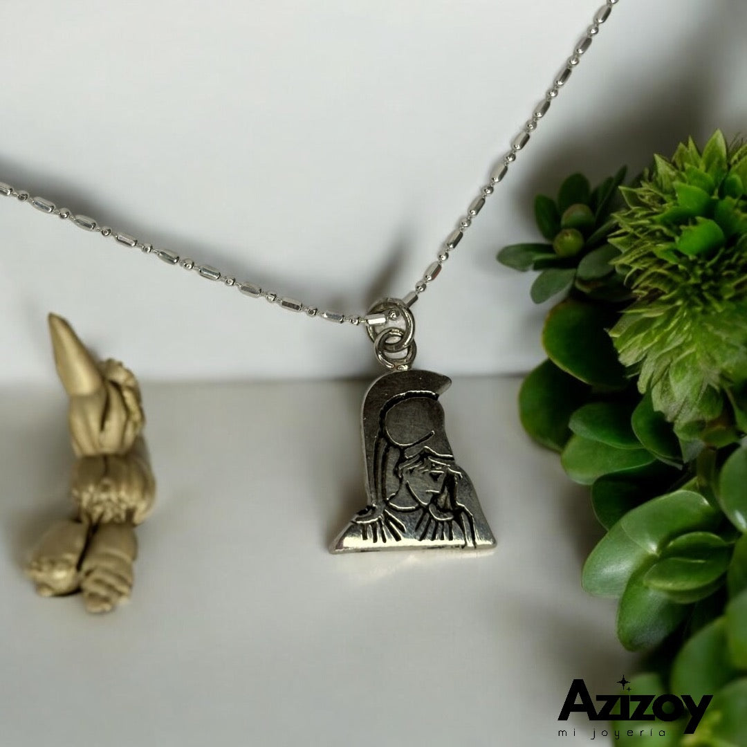 Dije La Minerva con cadena.