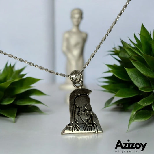 Dije La Minerva con cadena.