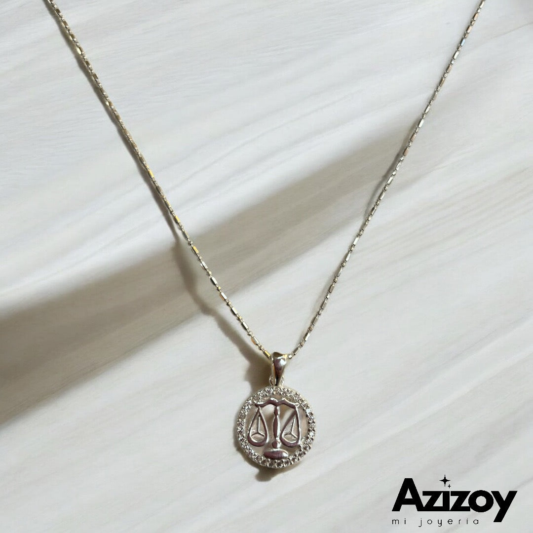 Dije de Balanza con cadena.