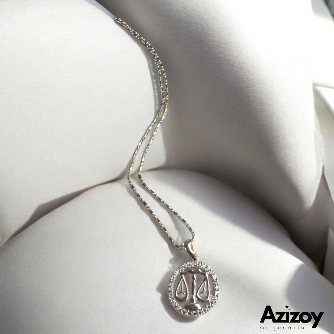 Dije de Balanza con cadena.