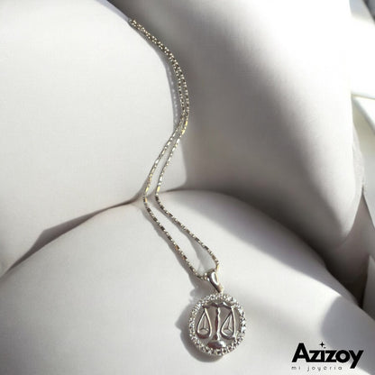Dije de Balanza con cadena.