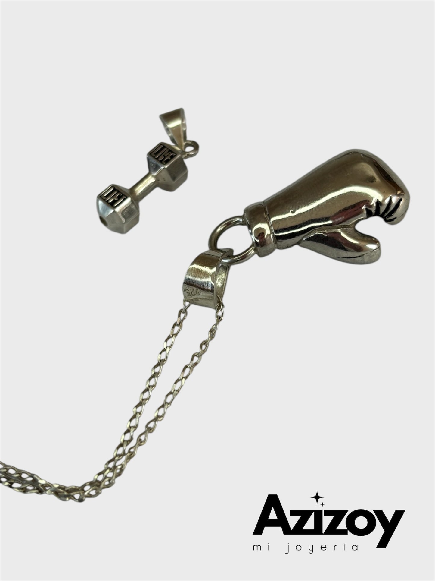 Dije guante de box con cadena.