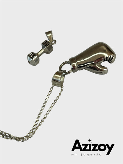 Dije guante de box con cadena.
