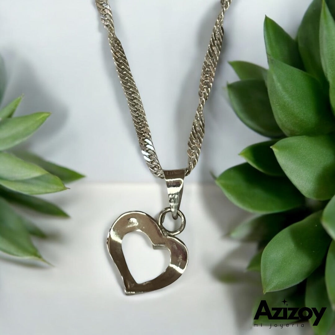 Dije de corazón con cadena.